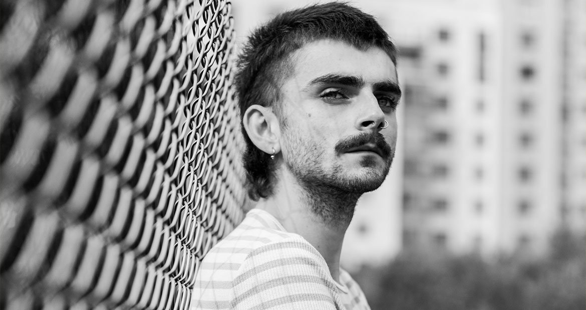 Homem com corte de cabelo mullet para o cabelo grande masculino